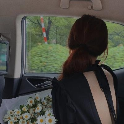 乐坛天后机场牵手女助理，整整一周内幕曝光，本人沉默不回应